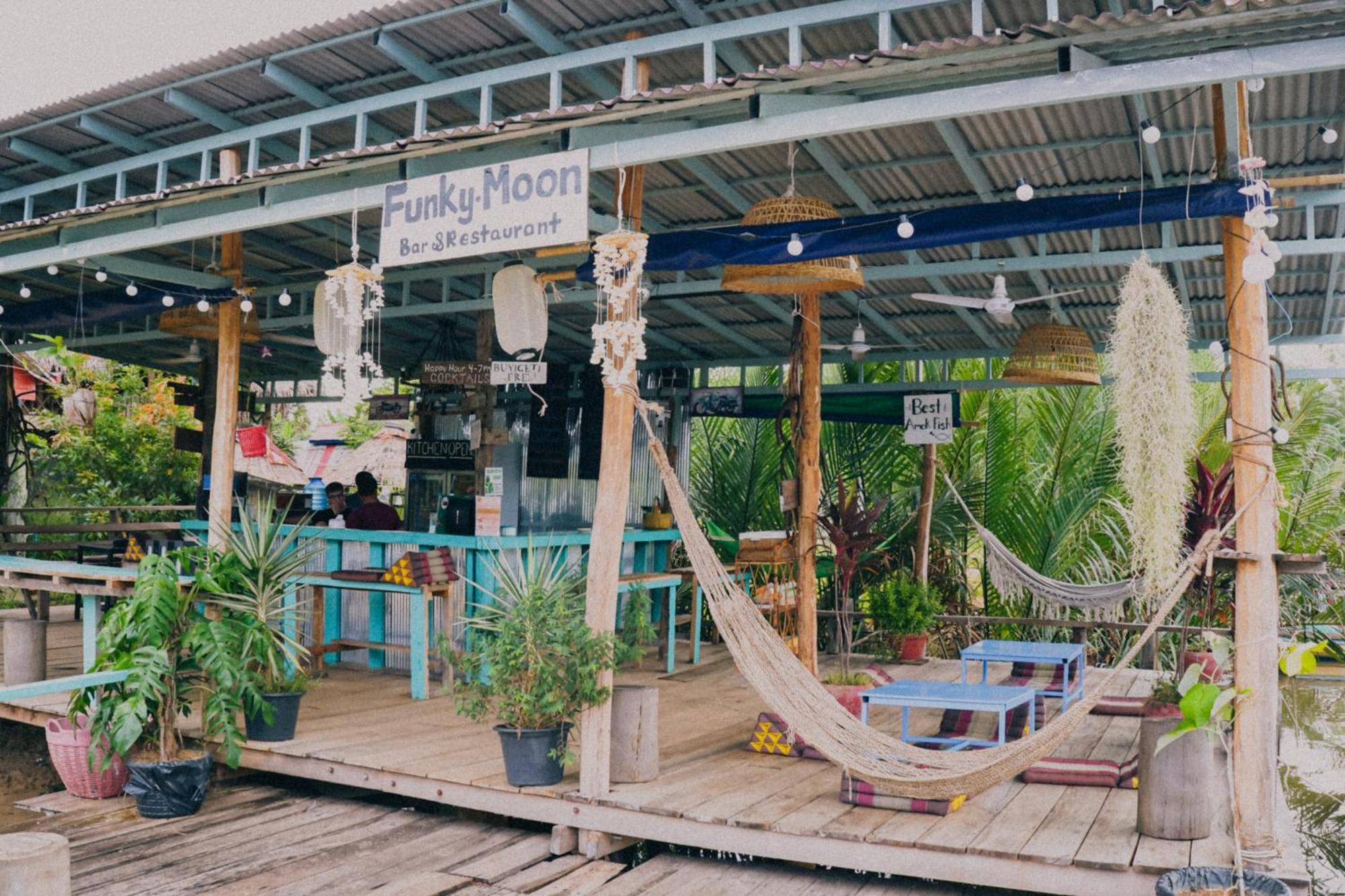 Hostel Funky Moon Kâmpôt Zewnętrze zdjęcie