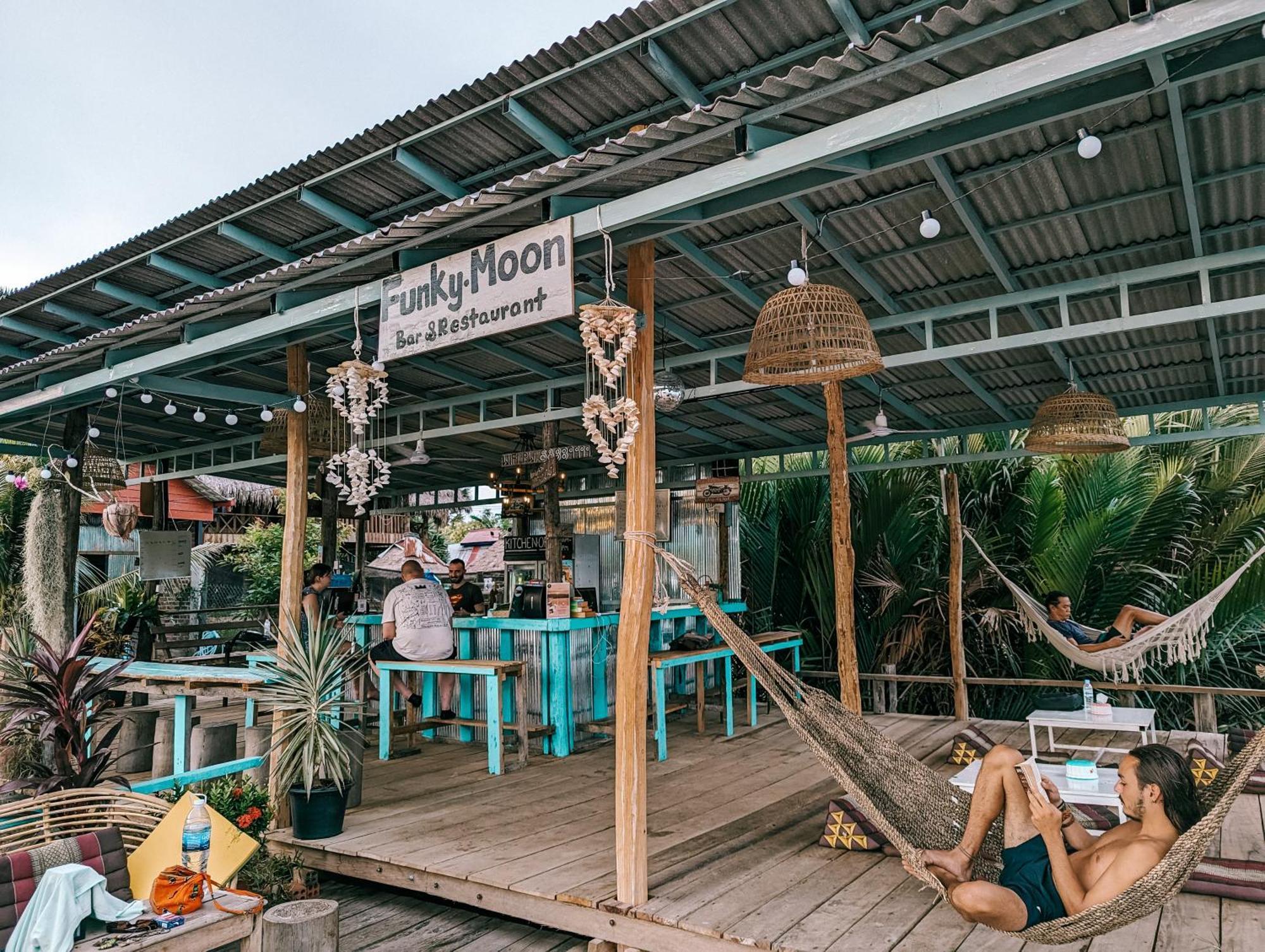 Hostel Funky Moon Kâmpôt Zewnętrze zdjęcie