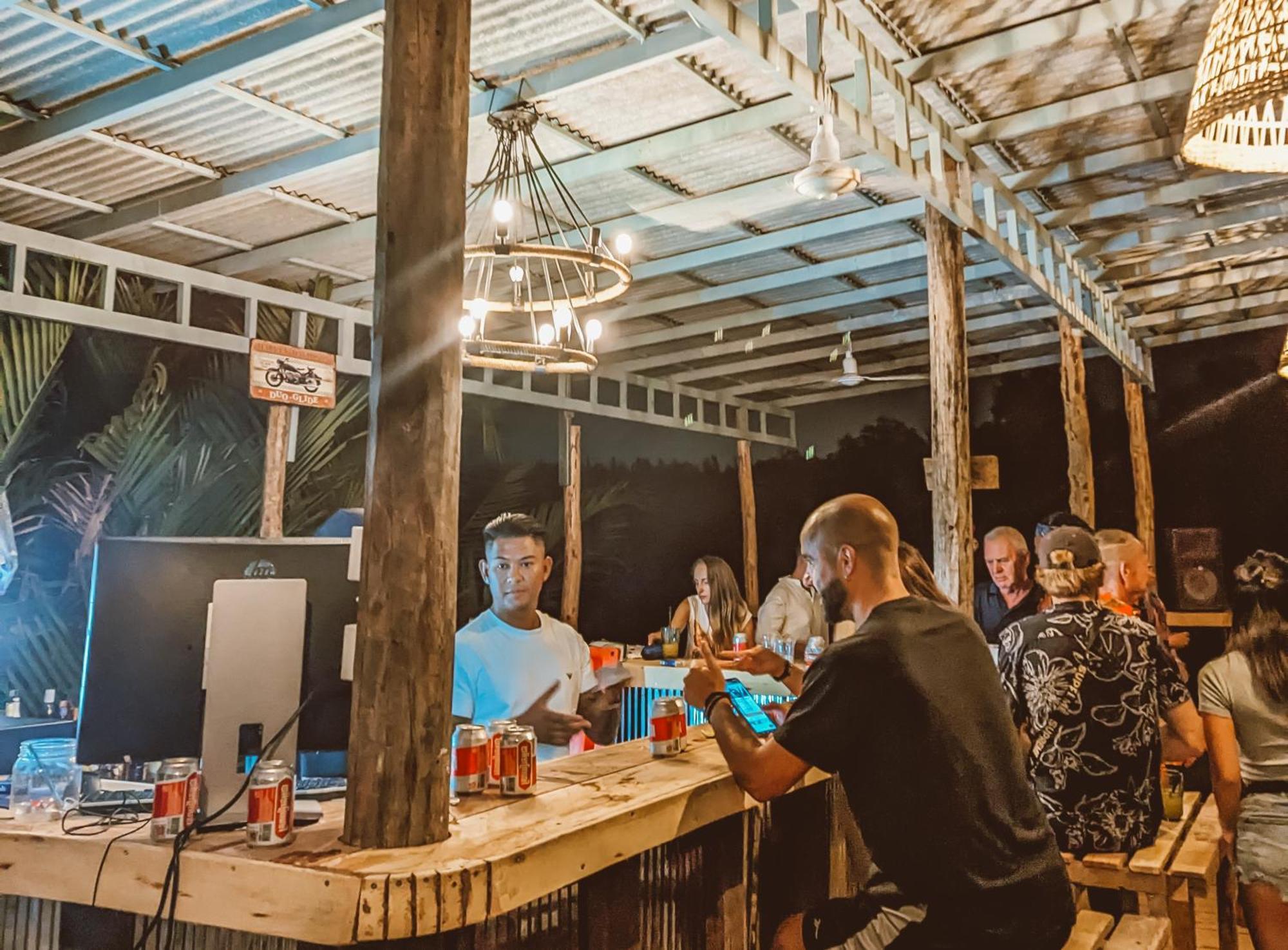 Hostel Funky Moon Kâmpôt Zewnętrze zdjęcie